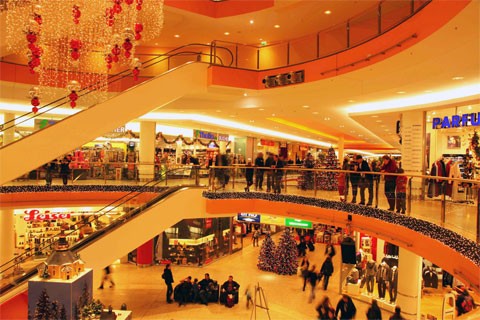 Những siêu thị rực rỡ trong ánh đèn vàng mùa Giáng sinh.